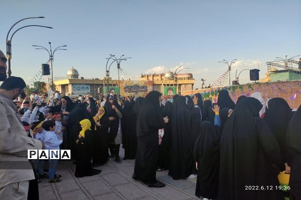 اجرای سرود سلام فرمانده در میدان امام خمینی همدان