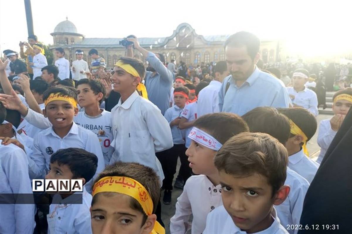 اجرای سرود سلام فرمانده با حضور پرشور دانش‌آموزان در همدان