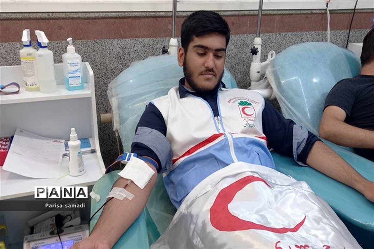 همزمان با روز جهانی اهدای خون؛ دانش‌‌آموز خبرنگار تهرانی  خون اهدا کرد