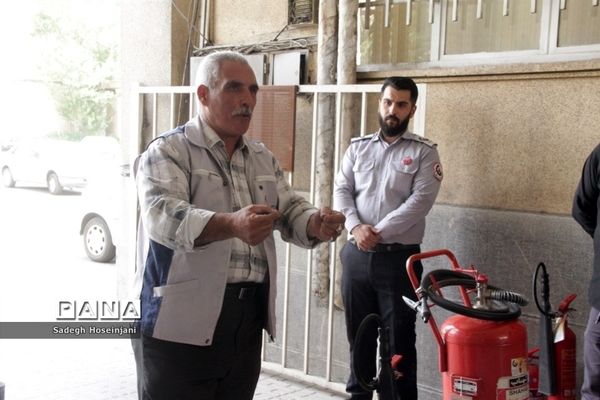 برگزاری کارگاه آموزشی و عملی اطفاء حریق در آموزش و پرورش منطقه ۱۳ تهران