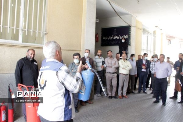 برگزاری کارگاه آموزشی و عملی اطفاء حریق در آموزش و پرورش منطقه ۱۳ تهران