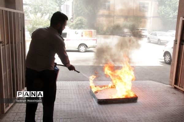 برگزاری کارگاه آموزشی و عملی اطفاء حریق در آموزش و پرورش منطقه ۱۳ تهران