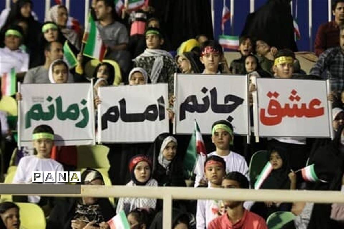 همخوانی سرود سلام فرمانده ورزشگاه امیرکبیر کاشان توسط دهه نودی‌ها