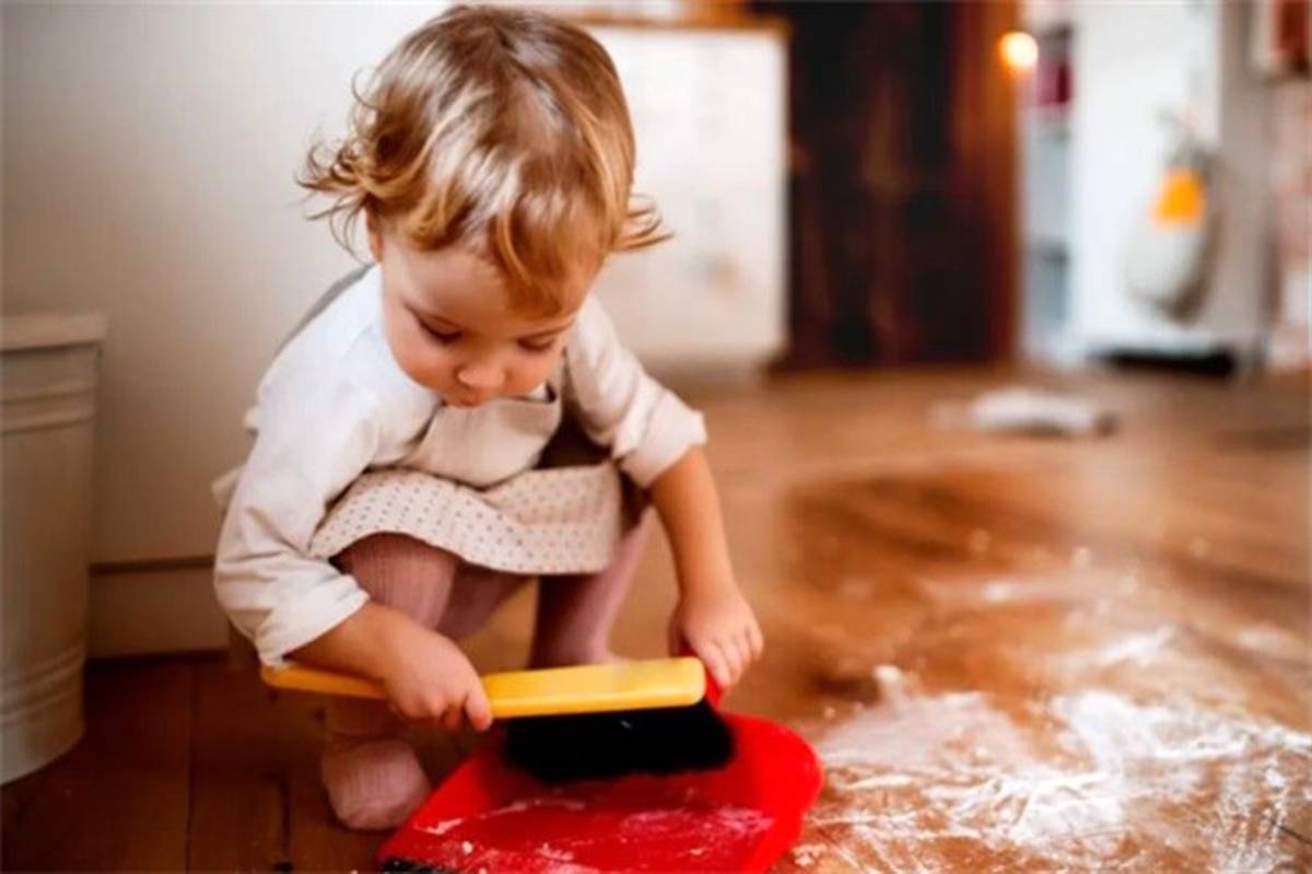 کودک از چه سنی می‌تواند در کارهای خانه مشارکت کند؟