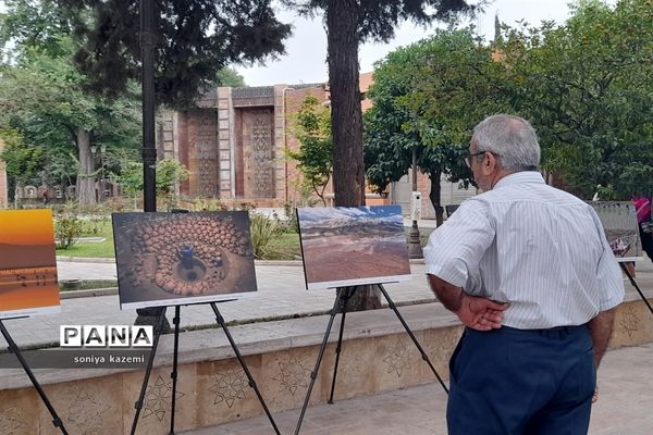 نمایشگاه عکس خیابانی در ساری