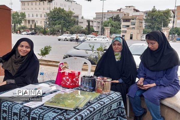 نمایشگاه عکس خیابانی در ساری