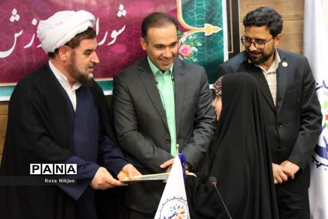 تقدیر ازدانشپژوهان برتر شهرستان بهارستان