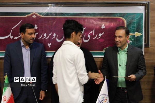 تقدیر ازدانش‌پژوهان برتر شهرستان بهارستان