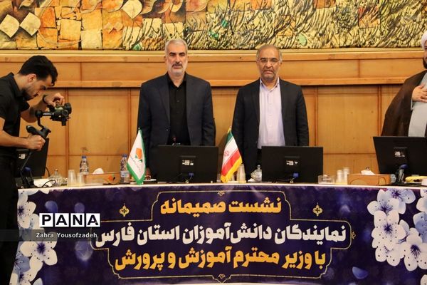 دیدار وزیر آموزش و پرورش با نمایندگان تشکل‌های دانش‌آموزی استان فارس