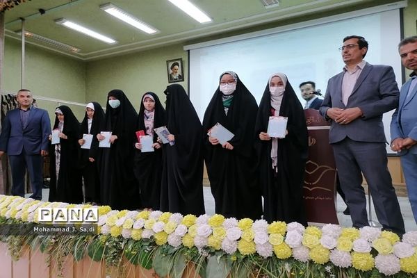 مراسم تجلیل از دختران دانش‌آموز برگزیده مسابقات قرآن، عترت و نماز ناحیه یک قم