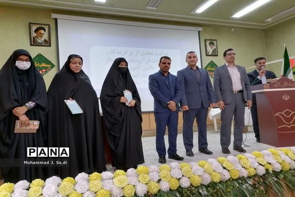 مراسم تجلیل از دختران دانش‌آموز برگزیده مسابقات قرآن، عترت و نماز ناحیه یک قم