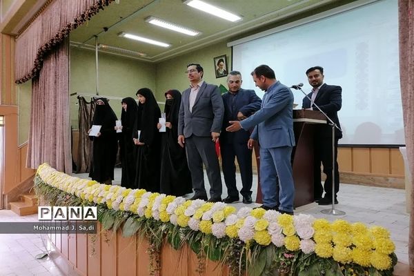 مراسم تجلیل از دختران دانش‌آموز برگزیده مسابقات قرآن، عترت و نماز ناحیه یک قم