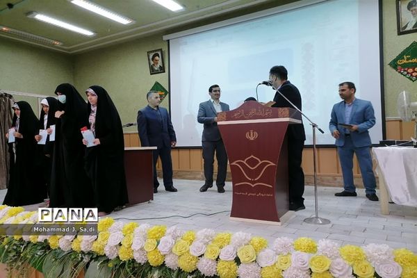 مراسم تجلیل از دختران دانش‌آموز برگزیده مسابقات قرآن، عترت و نماز ناحیه یک قم