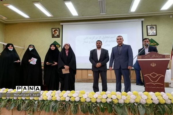 مراسم تجلیل از دختران دانش‌آموز برگزیده مسابقات قرآن، عترت و نماز ناحیه یک قم