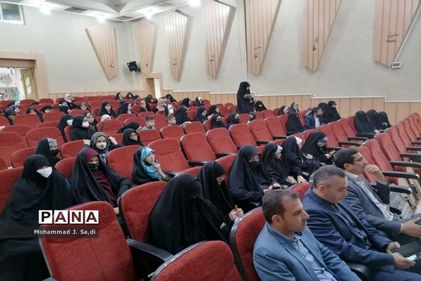 مراسم تجلیل از دختران دانش‌آموز برگزیده مسابقات قرآن، عترت و نماز ناحیه یک قم
