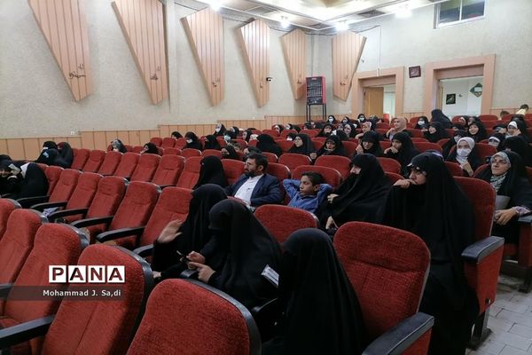 مراسم تجلیل از دختران دانش‌آموز برگزیده مسابقات قرآن، عترت و نماز ناحیه یک قم