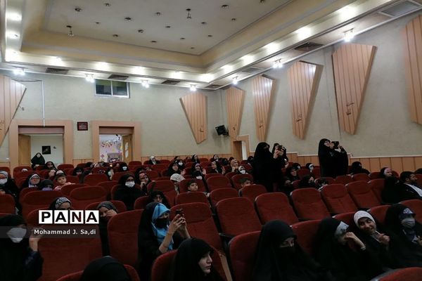 مراسم تجلیل از دختران دانش‌آموز برگزیده مسابقات قرآن، عترت و نماز ناحیه یک قم