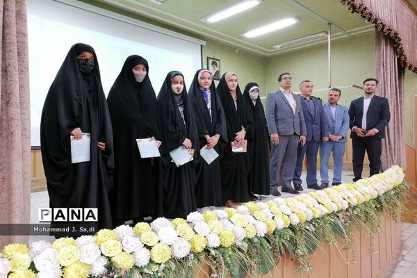 مراسم تجلیل از دختران دانش‌آموز برگزیده مسابقات قرآن، عترت و نماز ناحیه یک قم