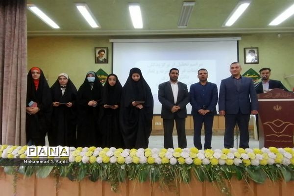 مراسم تجلیل از دختران دانش‌آموز برگزیده مسابقات قرآن، عترت و نماز ناحیه یک قم