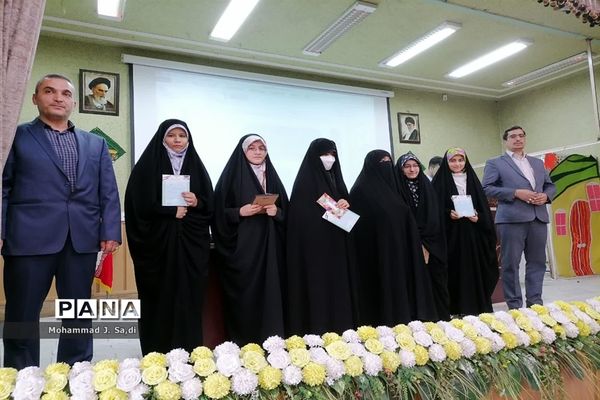 مراسم تجلیل از دختران دانش‌آموز برگزیده مسابقات قرآن، عترت و نماز ناحیه یک قم