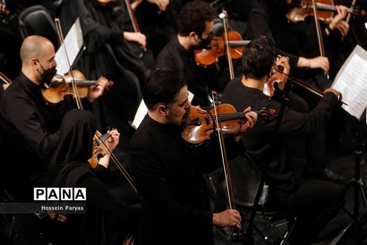 ارکستر سمفونیک تهران به رهبری حامد گارسچی روی صحنه می‌رود