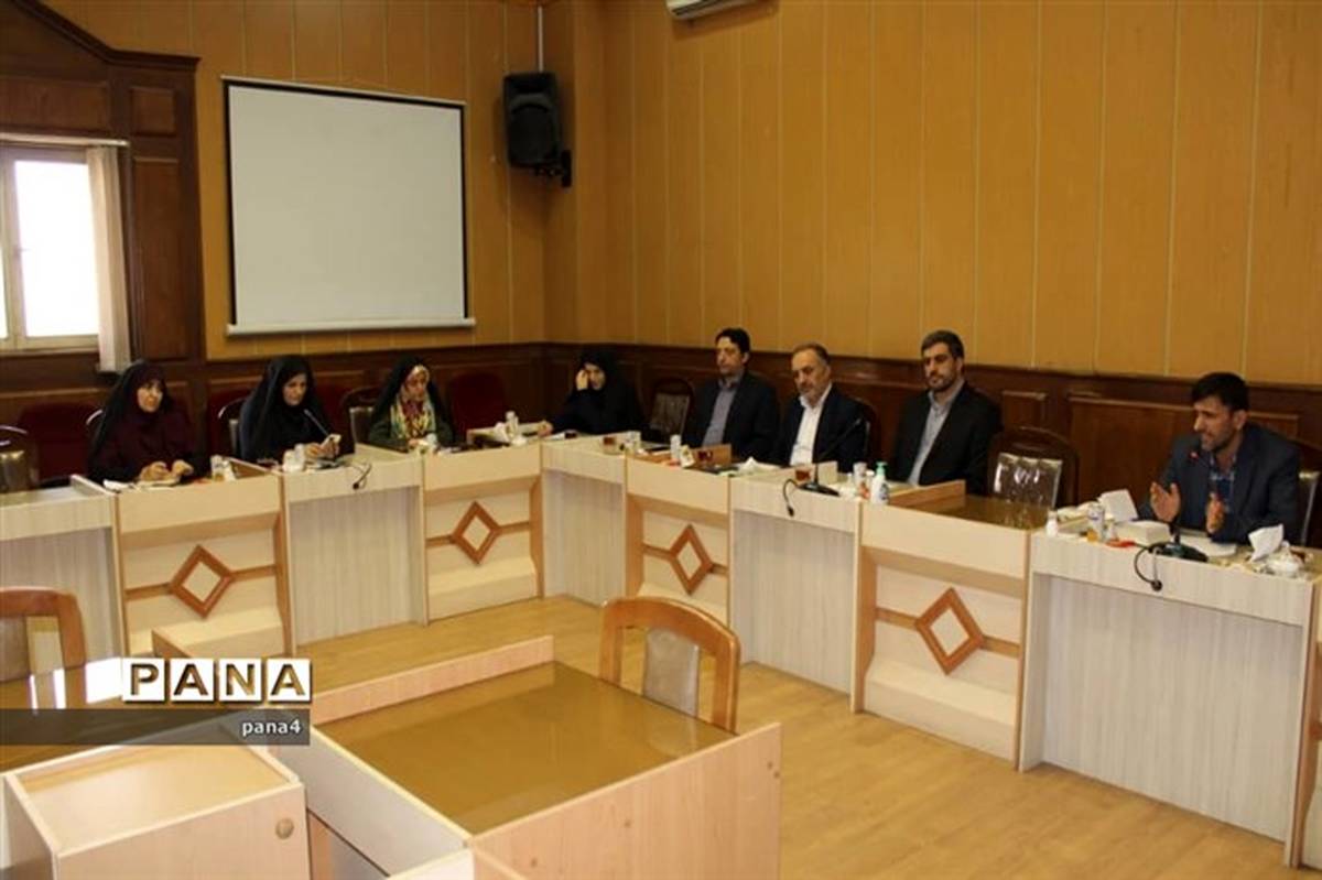 نشست هم‌اندیشی مسئولین آموزش و پرورش منطقه 4 با مسئولین دادسرای شهید باهنر
