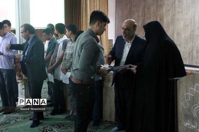 تجلیل از دانشآموزان برتر دبیرستان امام علی بن ابی طالب(ع)