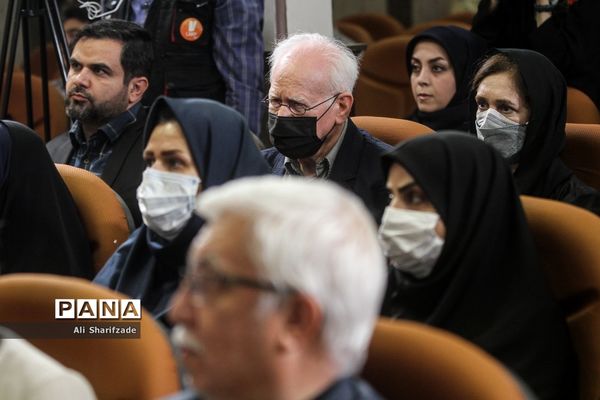 بزرگداشت روزنامه‌نگار و عکاس دفاع مقدس مریم کاظم زاده