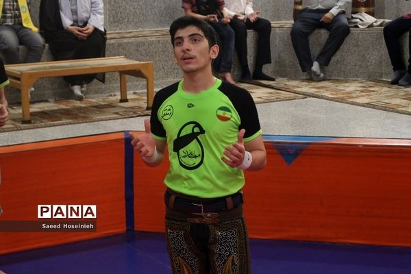 اجرای حرکات ورزش زورخانه‌ای تیم منتخب دانش‌آموزی استان قم