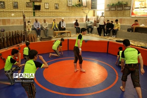 اجرای حرکات ورزش زورخانه‌ای تیم منتخب دانش‌آموزی استان قم