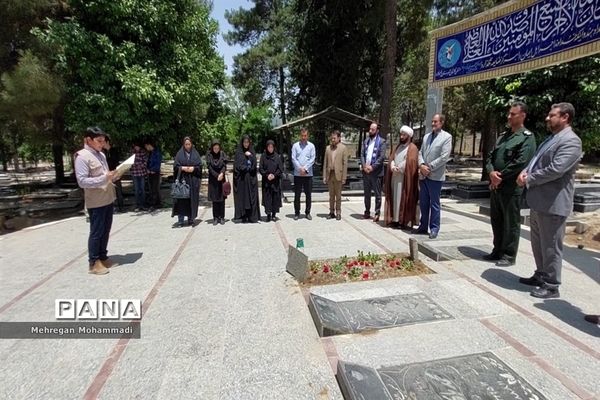 حضور قائم مقام سازمان دانش‌آموزی کشور در مراسم چهلمین روز شهادت محمد جوادبای