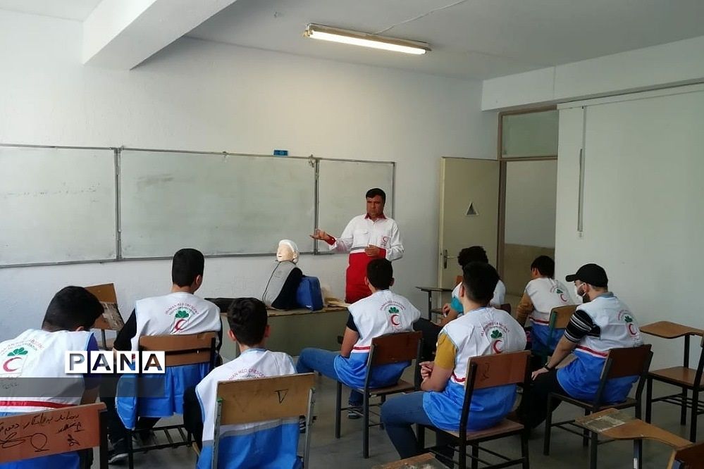 برگزاری کلاس‌های آموزشی کمک‌های اولیه در مدرسه سما رودهن