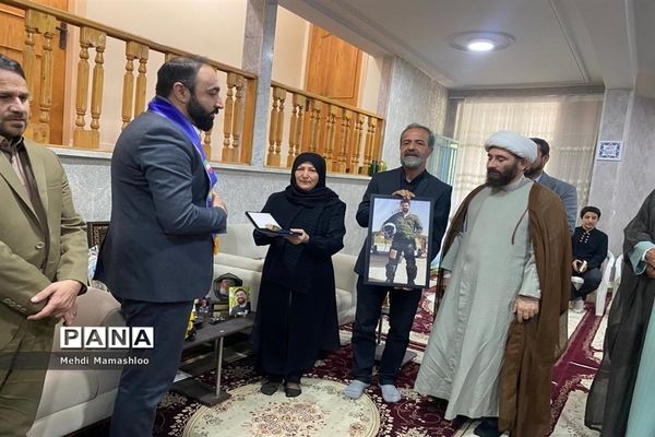 دیدار قائم مقام معاون وزیر در سازمان دانش‌آموزی کشور با خانواده شهید پیشتاز محمدجواد بای