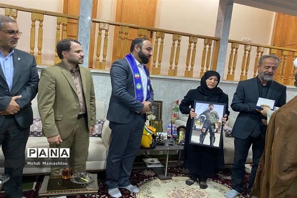 دیدار قائم مقام معاون وزیر در سازمان دانش‌آموزی کشور با خانواده شهید پیشتاز محمدجواد بای