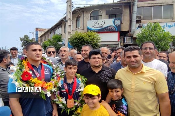 استقبال مردم شهرستان نور از قهرمانان کشتی آزاد آسیا