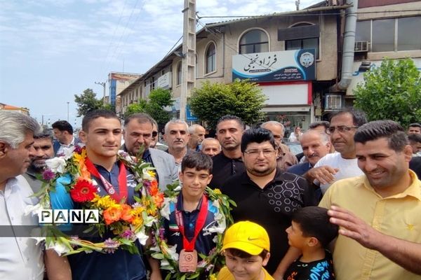 استقبال مردم شهرستان نور از قهرمانان کشتی آزاد آسیا