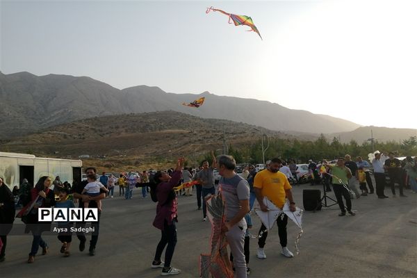 جشنواره پرواز بادبادک‌ها در کوهستان دراک شیراز