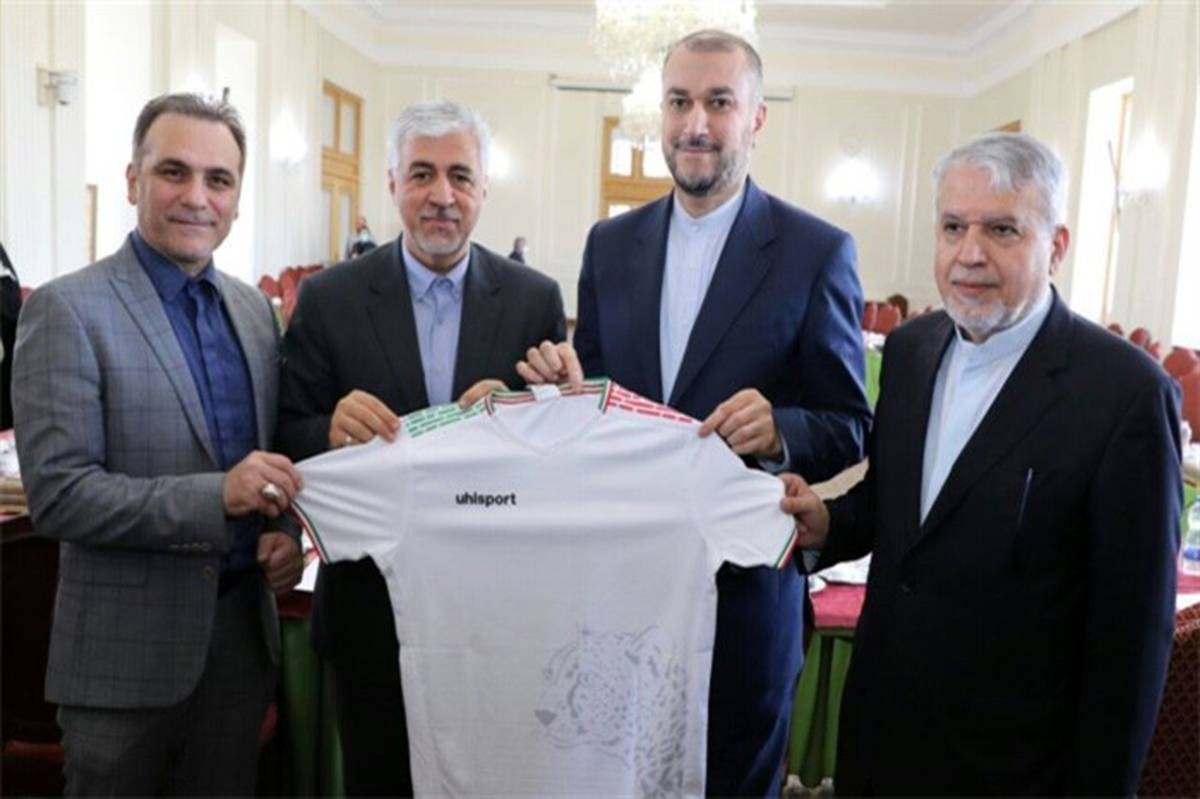 اهدای پیراهن تیم ملی فوتبال کشورمان به حسین امیرعبداللهیان