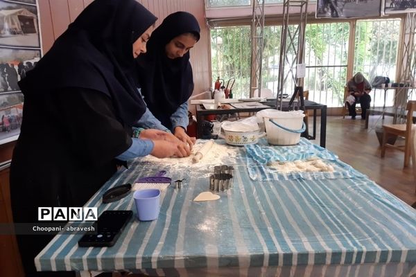 بازدید مدیرکل آموزش و پرورش شهر تهران از نمایشگاه دستاوردها و دست سازه‌های دانش‌آموزی