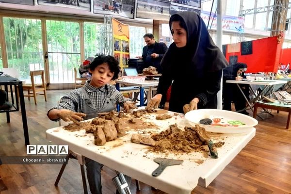 بازدید مدیرکل آموزش و پرورش شهر تهران از نمایشگاه دستاوردها و دست سازه‌های دانش‌آموزی