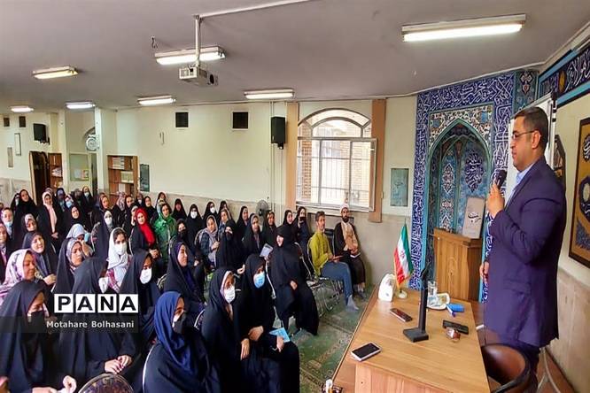برگزاری همایش معرفی رشته معارف برای دانشآموزان ورودی پایه دهم در دبیرستان فیض کاشانی