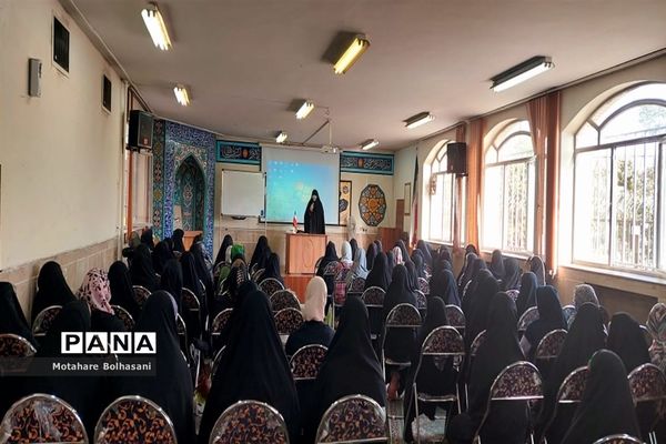 برگزاری همایش معرفی رشته معارف برای دانش‌آموزان ورودی پایه دهم در دبیرستان فیض کاشانی
