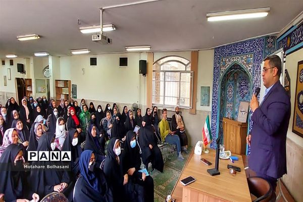 برگزاری همایش معرفی رشته معارف برای دانش‌آموزان ورودی پایه دهم در دبیرستان فیض کاشانی