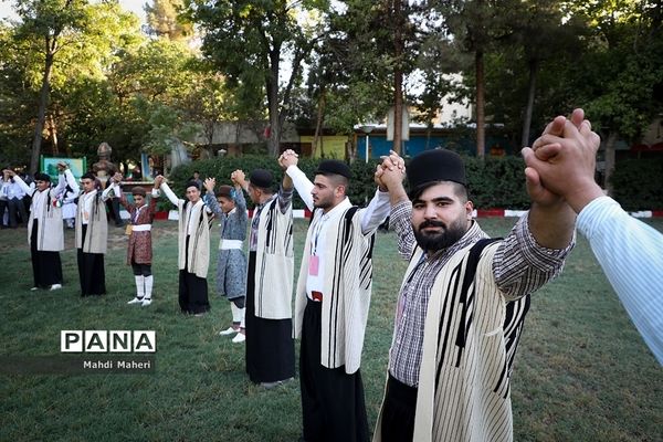 مراسم استقبال از دانش‌آموزان شرکت کننده در اردوی سراسری عشایر پسر در مشهد مقدس