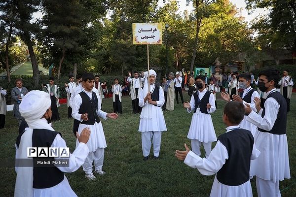 مراسم استقبال از دانش‌آموزان شرکت کننده در اردوی سراسری عشایر پسر در مشهد مقدس