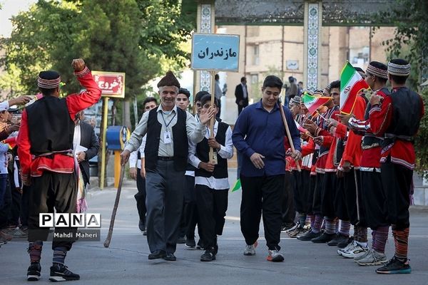 مراسم استقبال از دانش‌آموزان شرکت کننده در اردوی سراسری عشایر پسر در مشهد مقدس