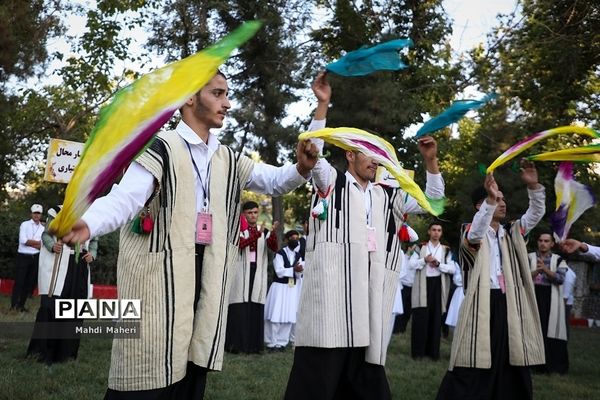 مراسم استقبال از دانش‌آموزان شرکت کننده در اردوی سراسری عشایر پسر در مشهد مقدس