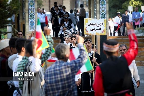 مراسم استقبال از دانش‌آموزان شرکت کننده در اردوی سراسری عشایر پسر در مشهد مقدس