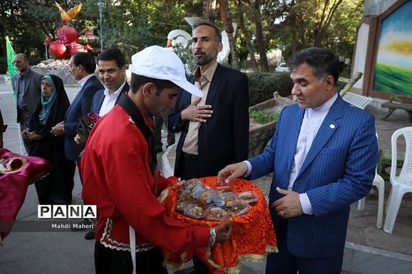 مراسم استقبال از دانش‌آموزان شرکت کننده در اردوی سراسری عشایر پسر در مشهد مقدس