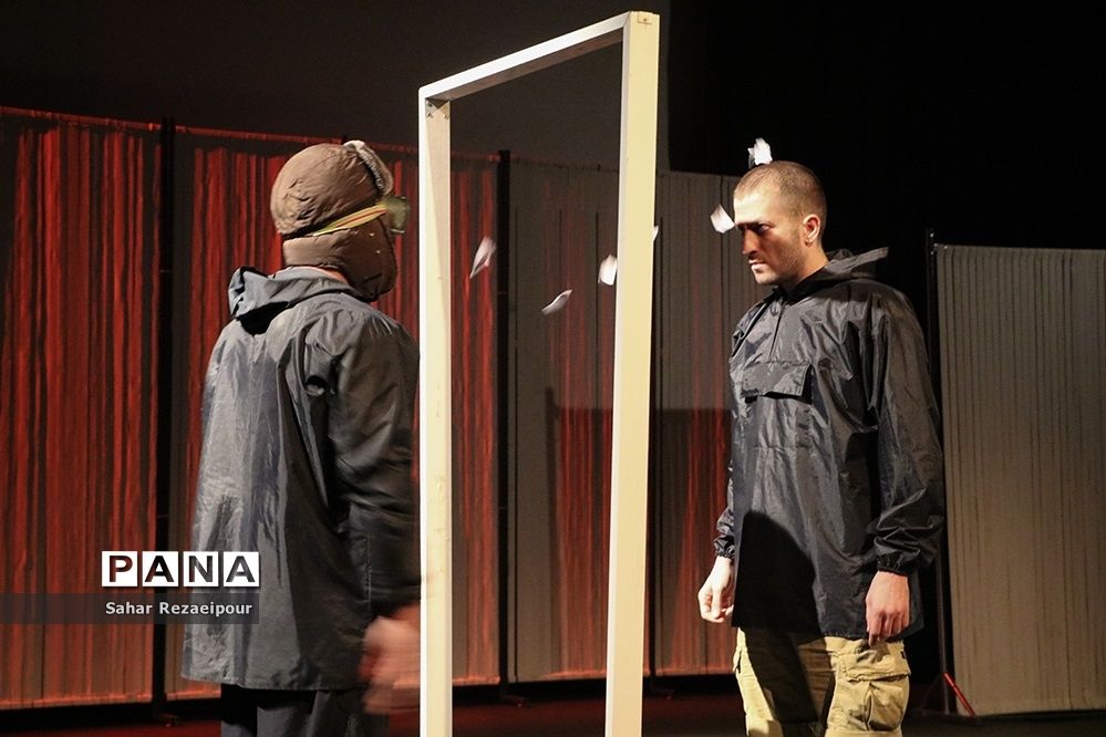 اجرای نمایش «برگشتن افتخارآمیز مردان جنگی» در پردیس تئاتر شهرزاد